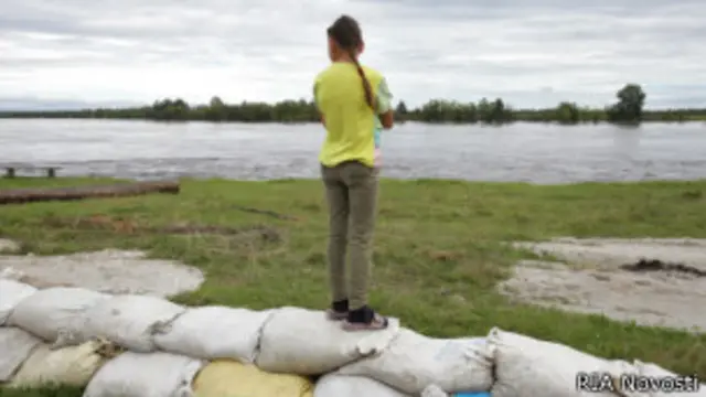 Девочка на мешках с песком