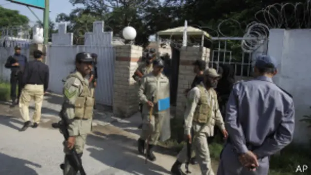 Военные вокруг суда