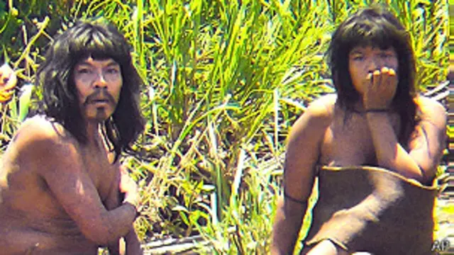 Miembros de la tribu Mashco-Piro en un contacto previo en 2011