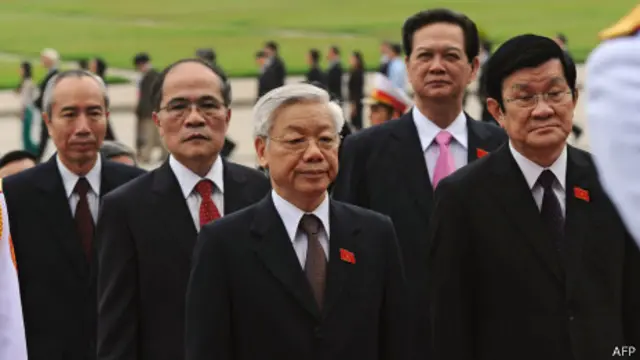 TBT Nguyễn Phú Trọng (giữa) tiếp tục thúc đẩy công tác xây dựng Đảng