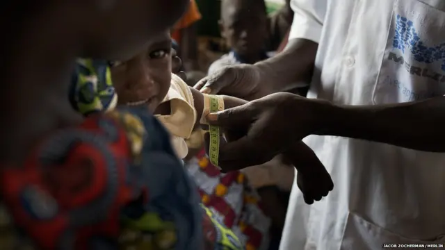 कार में ज़िंदगी के लिए संघर्ष