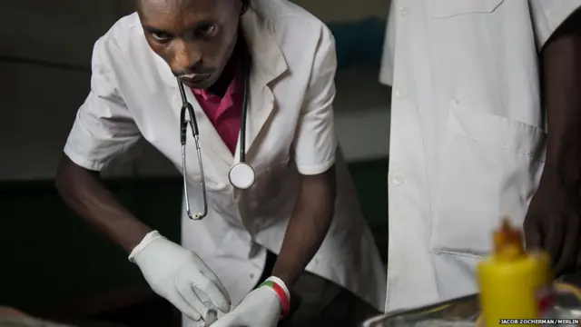 कार में ज़िंदगी के लिए संघर्ष