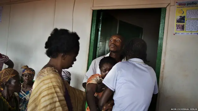 कार में ज़िंदगी के लिए संघर्ष