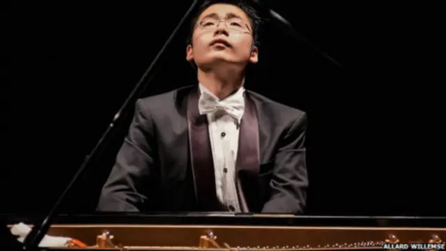 音乐人登台表演