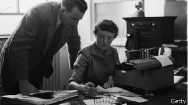 чоловіки і жінки на роботі