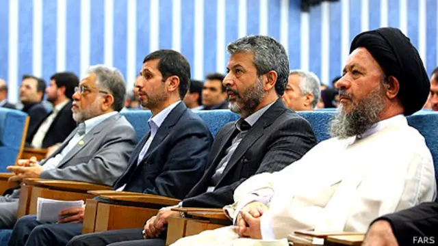 صدرالدین شریعتی (راست) رئیس دانشگاه علامه در کنار کامران دانشجو، وزیر پیشین علوم