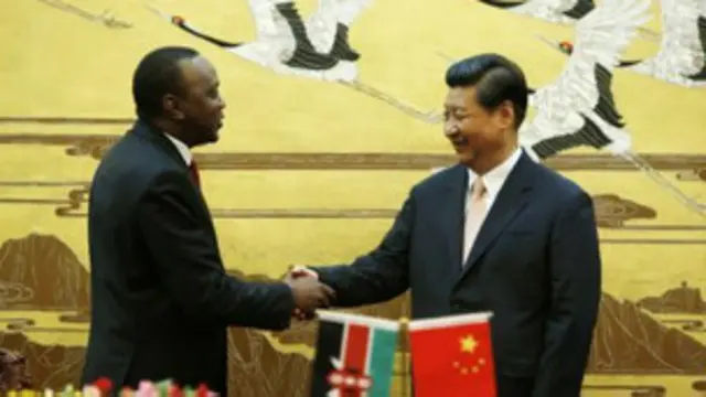 肯雅塔與習近平握手