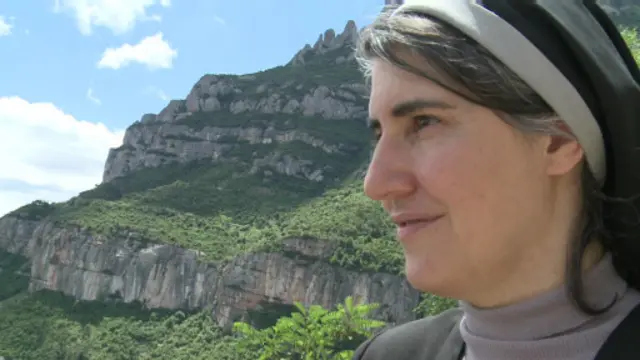 Biarawati Teresa Forcades menolak sistem kapitalis di Spanyol.