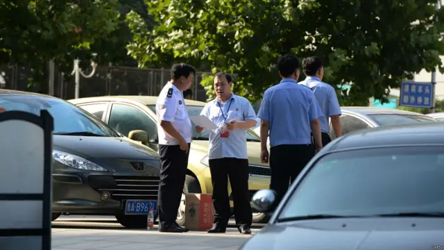 An ninh được tăng cường ngoài tòa án sau khi có tin một số người ủng hộ và cả một nhóm phản đối bị cáo Bạc Hy Lai đã biểu tình ngoài phố gần đó hôm 21/8.