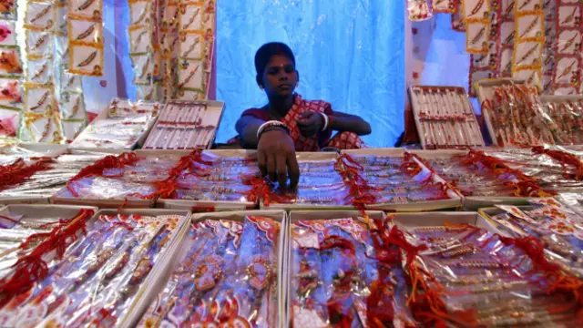 बदलते दौर में त्योहारों के परंपरागत रूप भी बदल रहे हैं