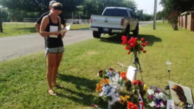 लेन की महिला मित्र ने घटनास्थल पर उन्हें श्रद्धांजलि दी