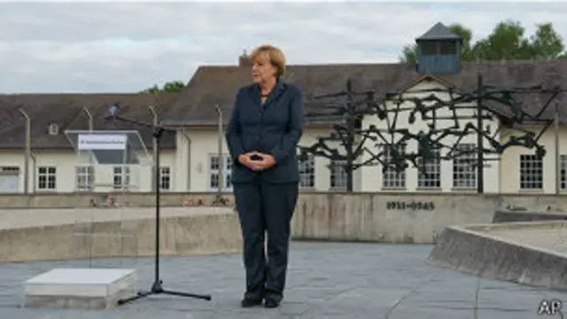 Канцлер Меркель во время визита в Дахау