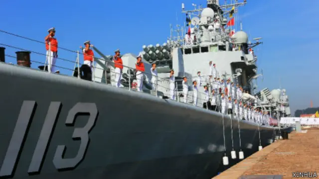 中國海軍士兵在青島導彈驅逐艦上列隊（新華社圖片20/8/2013）