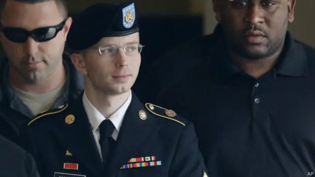 گفته می شود منینگ دوران کودکی سختی را در اوکلاهاما، آمریکا و ولز در بریتانیا گذراند