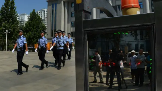 开审薄熙来案前夕,在济南中级法院大门内外。