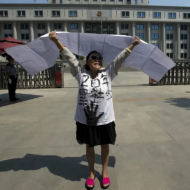 法院门前倾诉遭遇