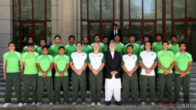 افغان ولسمشر حامد کرزي هم نن د افغانستان او پاکستان د فوټبال له لوبډلو سره تشریفاتي لیده کاته کړي دي.