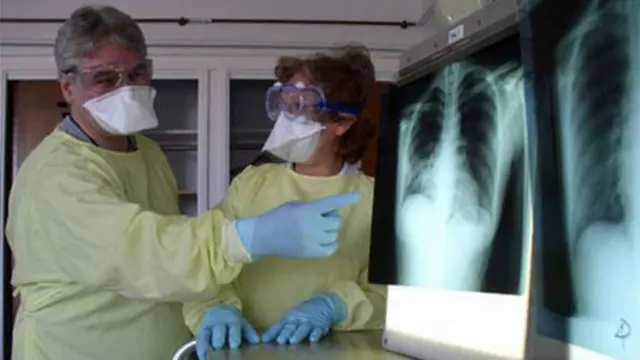 La doctora Avendano y un colega durante el brote en Toronto.
