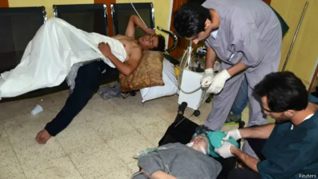 पीड़ितों का इलाज करते चिकित्साकर्मी