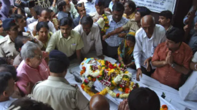 මරා දැමුණ නරේන්ද්‍ර දභෝල්කාර්ගේ දේහයට උපහාර දක්වන අනුගාමිකයන්.