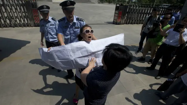 有一些人也借這個機會在法院前喊出自己的冤情。