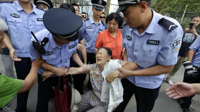 這名申訴自己冤情的老婦被保安帶走。