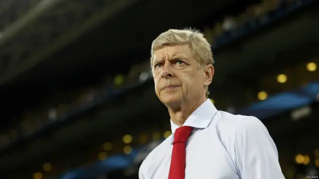 Arsenal teknik direktörü Arsene Wenger Şükrü Saracoğlu stadında heyecanla maçı beklerken.