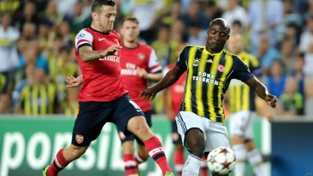 Arsenal'den Jack Wilshere ve Fenerbahçe'den Moussa Sow topa ulaşmaya çalışıyor.