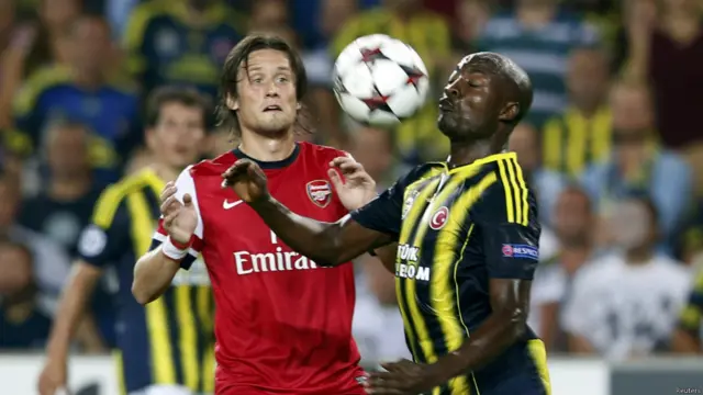 Arsenalli Rosicky, Fenerbahçeli Webo'dan topu çalmaya çalışıyor. 