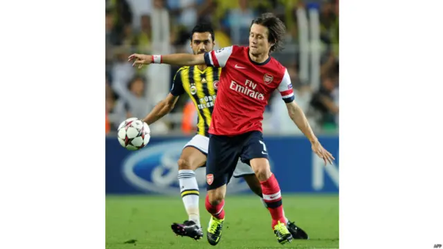 Arsenal'den Rosicky ve Fenerbahçe'den Bekir Irtegün topun peşinden koşuyor. 