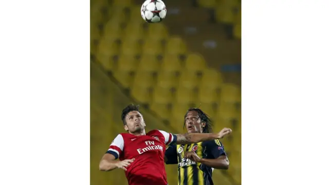 Fenerbahçeli Alves ve Arsenalli Giroud topu kucaklamaya çalışıyor.