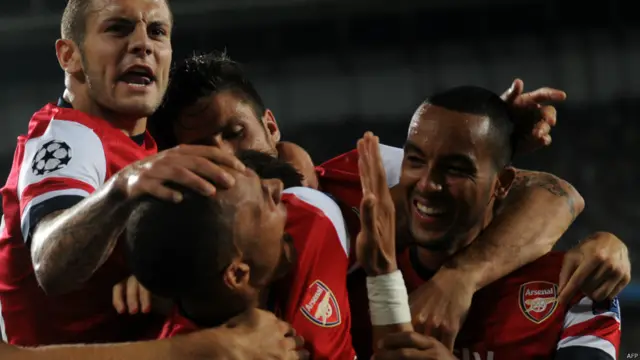 Arsenalli oyuncular maçın ilk golünü kutluyor. 