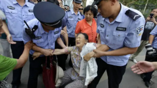 有民众利用这一世界媒体聚焦的场合在法院外为个人申冤