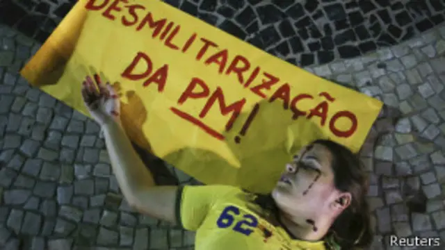 Ativistas fazem protesto contra militarização da polícia (foto: Reuters)