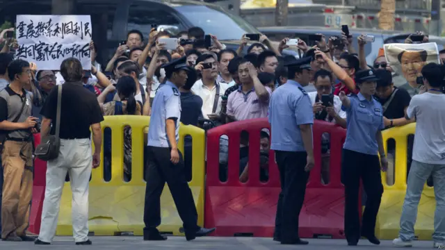 10多位民众在街头声援薄熙来（22/08/2013）