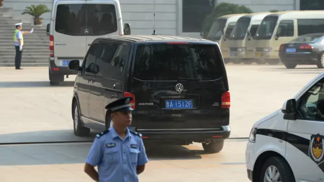 法院汽车驶入济南中院（22/08/2013）