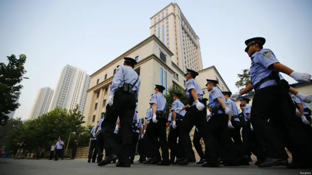 警察列队经过济南中院门前（22/08/2013）