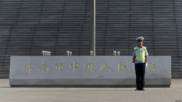 一名警察站在济南中院前执勤（22/08/2013）。