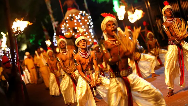 श्रीलंका में बौद्ध धार्मिक उत्सव का आयोजन