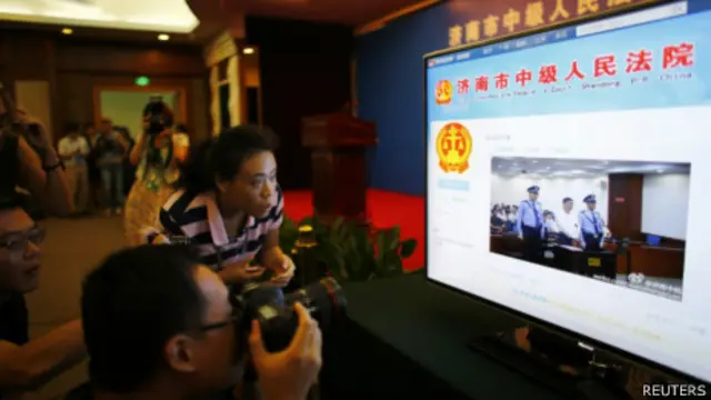 济南中院新闻中心内记者拍摄微博上传出的薄熙来照片（22/8/2013）