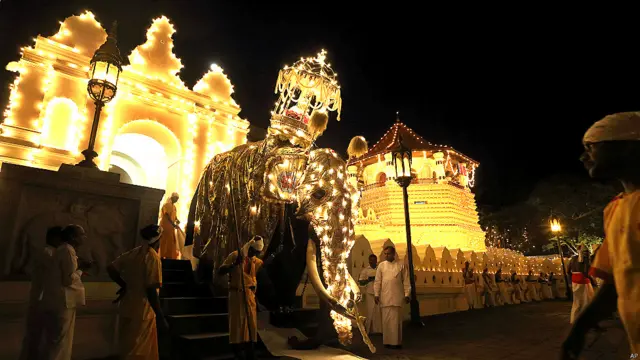 श्रीलंका में बौद्ध धार्मिक उत्सव का आयोजन