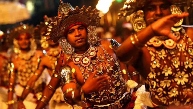 श्रीलंका में बौद्ध धार्मिक उत्सव का आयोजन