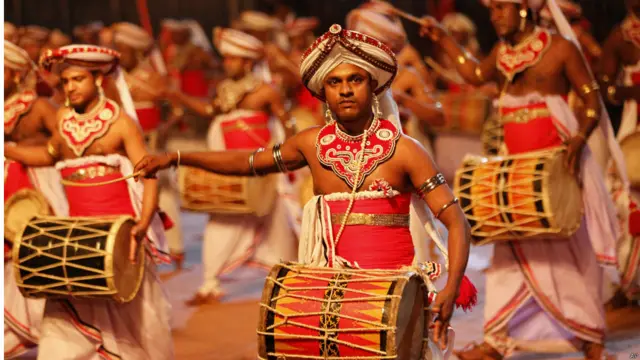 श्रीलंका में बौद्ध धार्मिक उत्सव का आयोजन