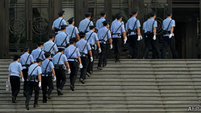 Policía llega a la corte de Jinan para el juicio de Bo Xilai