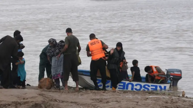 امدادی ادارے سیلابی پانی میں گھرے افراد کو محفوظ مقامات پر پہنچا رہے ہیں
