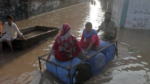 ملک میں حالیہ سیلاب اور بارشوں سے اب تک 3826 دیہات متاثر ہوئے ہیں