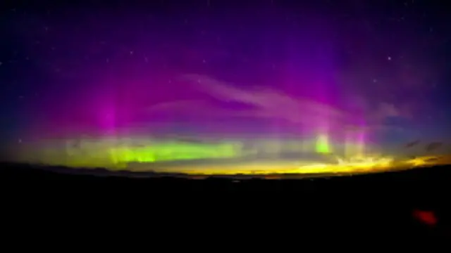 Nuvens noctilucentes e aurora boreal | Foto: Maciej Winiayczyk