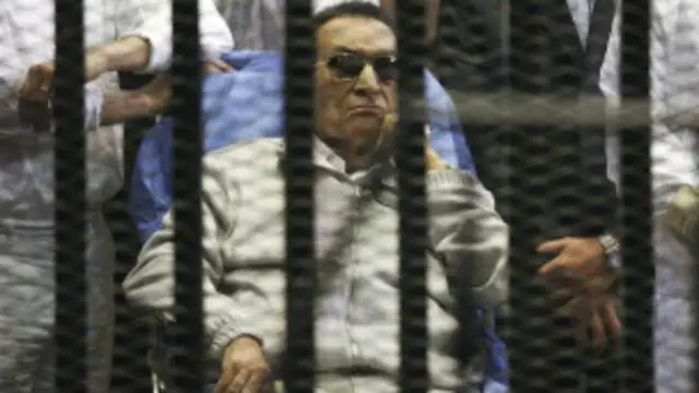 حسنی مبارک عدالت میں دفاع کرنے والوں کے لیے بنائے گئے پنجرے میں بیٹھے تھے