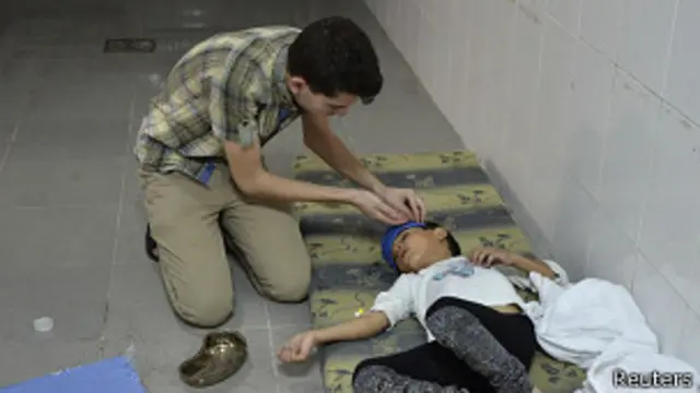 vítima de ataque é socorrida | Foto: Reuters