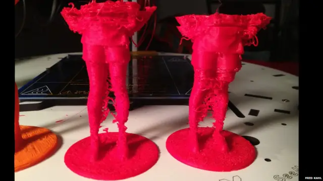 Недопечатанные человеческие фигурки